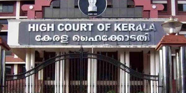 മദ്യശാലയ്ക്കു-മുന്നിലെ-ആൾക്കൂട്ടം;-സർക്കാർ-വിശദീകരണം-നൽകണമെന്ന്-ഹൈക്കോടതി