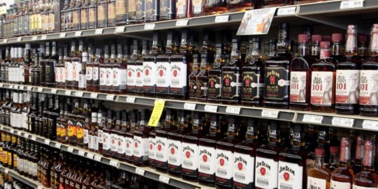 മുന്‍കൂട്ടി-പണമടച്ചാല്‍-പ്രത്യേക-കൗണ്ടര്‍-വഴി-മദ്യം;-തിരക്ക്-കുറയ്ക്കാന്‍-പദ്ധതിയുമായി-സര്‍ക്കാര്‍