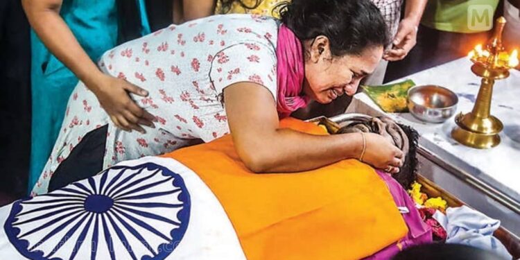 നായിബ്-സുബേദാര്‍-എം.ശ്രീജിത്തിന്-യാത്രാമൊഴി;മൃതദേഹം-പുതപ്പിച്ച-ദേശീയപതാക-നെഞ്ചോട്-ചേര്‍ത്ത്-ഭാര്യ