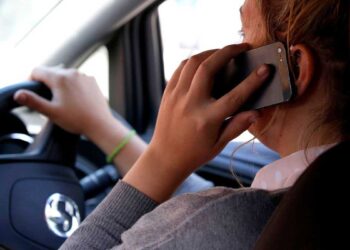 ഡ്രൈവിംഗിനിടെ-മൊബൈൽ-ഉപയോഗിക്കുന്നവരെ-കുടുക്കാൻ-ഹൈ-ടെക്-ക്യാമറ