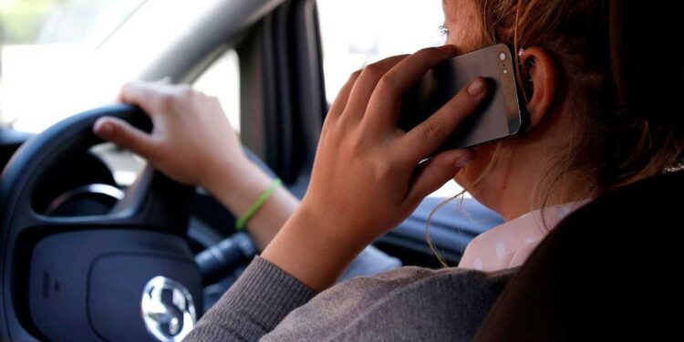 ഡ്രൈവിംഗിനിടെ-മൊബൈൽ-ഉപയോഗിക്കുന്നവരെ-കുടുക്കാൻ-ഹൈ-ടെക്-ക്യാമറ