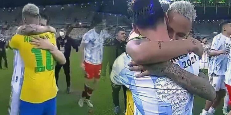 കണ്ണു-നിറഞ്ഞ-മഞ്ഞക്കുപ്പായക്കാരനെ-ചേര്‍ത്തു-പിടിച്ച്-മെസി;-വീഡിയോ