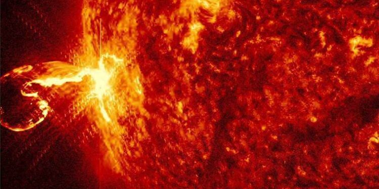 ഭൂമിയിലേക്ക്-സൗരക്കാറ്റ്-എത്തുന്നു;-മൊബൈല്‍-സിഗ്നല്‍-മുതല്‍-വൈദ്യുതി-വരെ-തടസപ്പെടാം