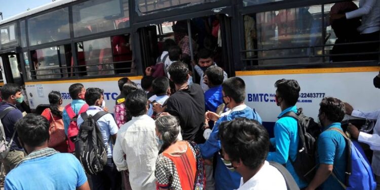 തിക്കിലും-തിരക്കിലും-അമര്‍ന്ന്-കേരളം;-ലോക്ഡൗണ്‍-നിയന്ത്രണങ്ങള്‍-പാളുന്നോ?