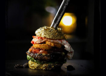 ദി-ഗോൾഡൻ-ബോയ്;-ലോകത്തിലെ-ഏറ്റവും-വിലകൂടിയ-ബർഗർ,-ഒരു-പീസിന്-4.5-ലക്ഷം-രൂപ