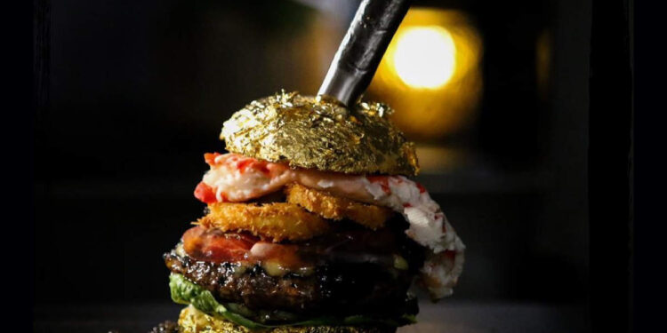 ദി-ഗോൾഡൻ-ബോയ്;-ലോകത്തിലെ-ഏറ്റവും-വിലകൂടിയ-ബർഗർ,-ഒരു-പീസിന്-4.5-ലക്ഷം-രൂപ