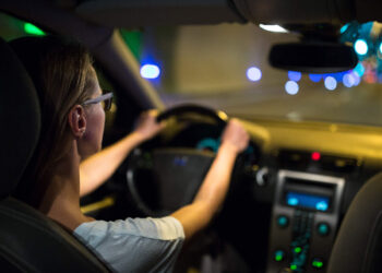 ദൈവത്തിലുള്ള-വിശ്വാസം-പരീക്ഷിക്കണം!-ഉയർന്ന-വേഗത്തിൽ-കാറിന്റെ-സ്റ്റിയറിങ്ങിൽ-നിന്ന്-കയ്യെടുത്ത്-ഒരമ്മ