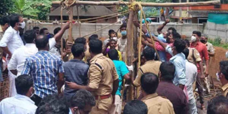 കൊല്ലത്ത്-കിണർ-വൃത്തിയാക്കുന്നതിനിടെ-അപകടം;-നാല്-പേർ-മരിച്ചു;-ഫയർ-ഫോഴ്സ്-ഉദ്യോഗസ്ഥൻ-കുഴഞ്ഞു-വീണു