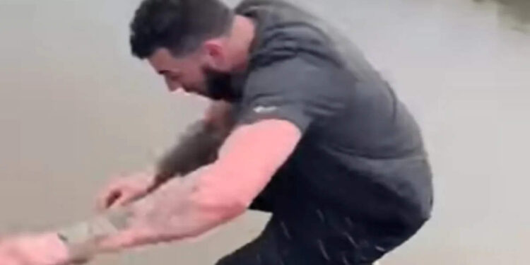 ട്രാഫിക്കിൽ-ബോറടിച്ചാൽ-എന്ത്-ചെയ്യും?-ചീങ്കണ്ണിയുള്ള-പുഴയിലേക്ക്-ചാടും