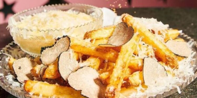 ലോകത്തിലെ-ഏറ്റവും-വിലയേറിയ-ഫ്രെഞ്ച്-ഫ്രൈസ്,-23-കാരറ്റ്-സ്വര്‍ണപൊടിയില്‍-അലങ്കരിച്ചത്