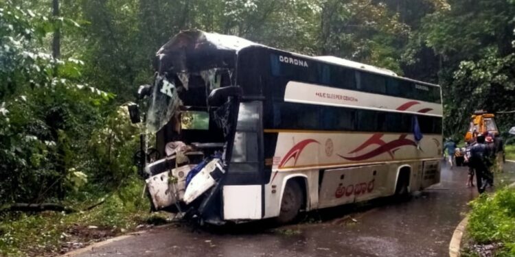 മാക്കൂട്ടം-ചുരം-പാതയില്‍-ബസ്-മരത്തിലിടിച്ച്-ഡ്രൈവര്‍-മരിച്ചു;-15-പേര്‍ക്ക്-പരിക്ക്