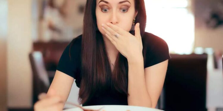 ഭക്ഷണം-തൊണ്ടയിൽ-കുടുങ്ങിയാൽ-ഉടൻ-ചെയ്യേണ്ടത്