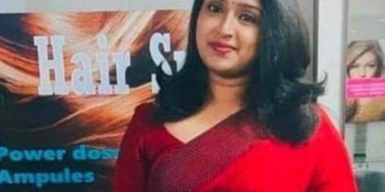 വ്യാജ-അഭിഭാഷക-കേസ്;-കോടതിയില്‍-ഹാജരായ-യുവതി-ജാമ്യമില്ലെന്ന്-അറിഞ്ഞതോടെ-പൊലീസിനെ-വെട്ടിച്ച്-മുങ്ങി