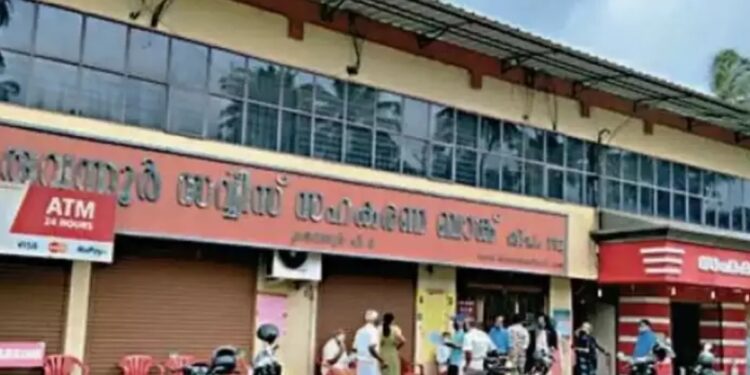 കരുവന്നൂർ-വായ്പ-തട്ടിപ്പ്:-സിപിഎം-അംഗങ്ങൾക്കെതിരായ-നടപടി-ചർച്ച-ചെയ്യാൻ-നാളെ-ജില്ല-സെക്രട്ടേറിയറ്റ്-യോഗം