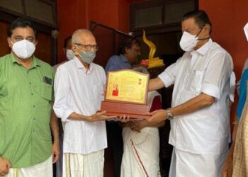 കുവൈറ്റ്-കല-ട്രസ്റ്റ്-സാംബശിവന്‍-സ്മാരക-പുരസ്‌ക്കാരം-എം-കെ-സാനുവിന്-സമ്മാനിച്ചു