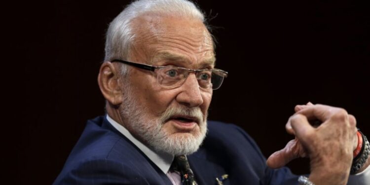 ചന്ദ്രനില്‍നിന്ന്-തിരിച്ചെത്തിയപ്പോള്‍-കസ്റ്റംസ്-നടപടിക്രമം;-വൈറലായി-ആദ്യയാത്രികന്റെ-ട്വീറ്റ്‌