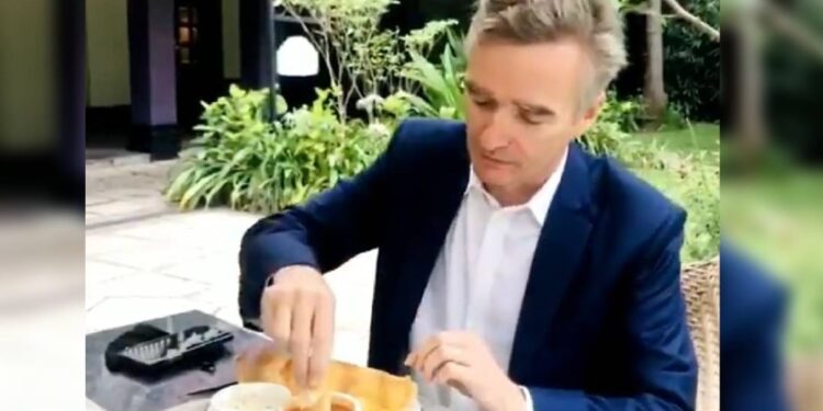 ദോശ-കൈകൊണ്ട്-കഴിച്ചാല്‍-രുചികൂടുമെന്ന്-ബ്രിട്ടിഷ്-ഹൈക്കമ്മിഷണര്‍,-വീഡിയോ-ഏറ്റെടുത്ത്-സോഷ്യല്‍-മീഡിയ