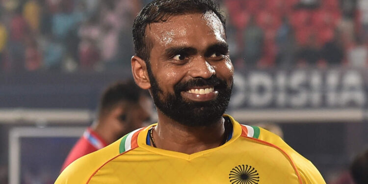 ശ്രീജേഷിന്-കേരളത്തിന്റെ-രണ്ട്-കോടി;-ജോലിയിൽ-സ്ഥാനക്കയറ്റം;-പാരിതോഷികം-പ്രഖ്യാപിച്ച്-സർക്കാർ