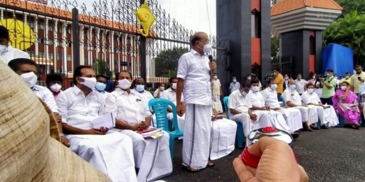 സഭയ്ക്കു-മുന്നില്‍-‘പ്രതിഷേധ-നിയമസഭ’-ചേര്‍ന്ന്-പ്രതിപക്ഷം,-‘അടിയന്തര-പ്രമേയം’-അവതരിപ്പിച്ചു