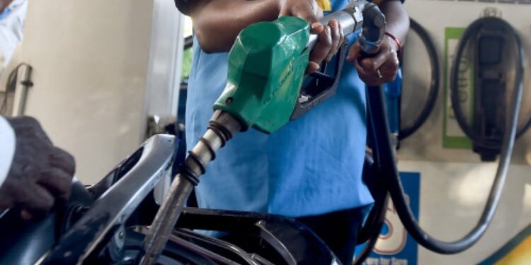 ശ്രീജേഷ്-എന്ന-പേരുള്ളവർക്ക്-സൗജന്യ-പെട്രോൾ;-പി.ആർ-ശ്രീജേഷിന്-വ്യത്യസ്ത-ആദരവുമായി-പെട്രോൾ-പമ്പുടമ