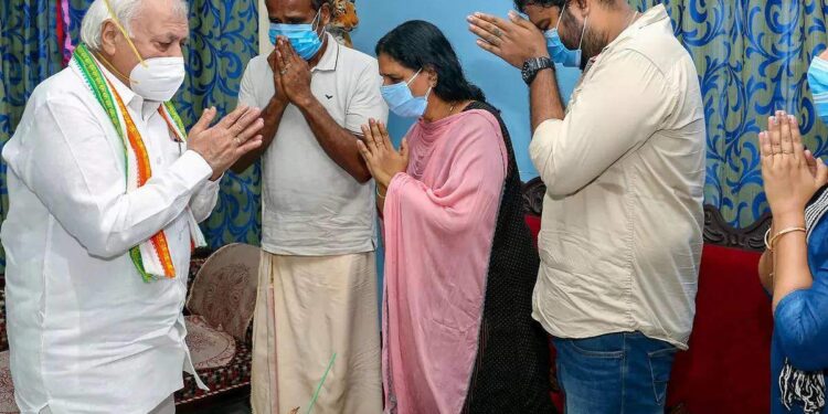 സ്വര്‍ണക്കടകളുടെ-പരസ്യങ്ങളില്‍-നിന്നും-വധുവിന്റെ-ചിത്രം-ഒഴിവാക്കണം;-അഭ്യര്‍ത്ഥനയായി-ഗവര്‍ണർ