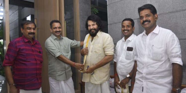 മമ്മൂട്ടിയെ-വീട്ടിലെത്തി-ആദരിച്ച്-ബിജെപി;-പൊന്നാട-അണിയിച്ച്-കെ-സുരേന്ദ്രൻ