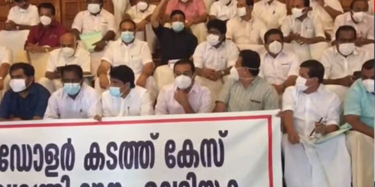 മുഖ്യമന്ത്രി-മൗനം-വെടിയണം;-സഭയ്ക്ക്-പുറത്ത്-‘അഴിമതി-വിരുദ്ധ-മതില്’-തീര്ത്ത്-പ്രതിപക്ഷ-പ്രതിഷേധം