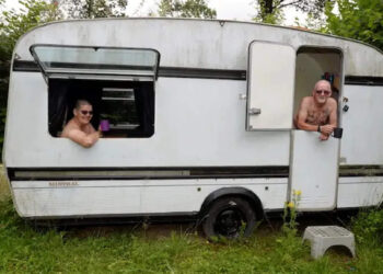 വസ്ത്രം-ധരിക്കില്ല,-കറണ്ടും-വെള്ളവും-വേണ്ട!-ഇവർ-പ്രകൃതി-സ്നേഹികളായ-ദമ്പതികൾ