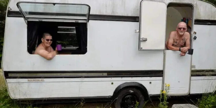 വസ്ത്രം-ധരിക്കില്ല,-കറണ്ടും-വെള്ളവും-വേണ്ട!-ഇവർ-പ്രകൃതി-സ്നേഹികളായ-ദമ്പതികൾ