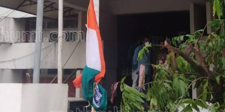 തിരുത്തല്‍:-പാര്‍ട്ടി-ഓഫീസുകളില്‍-ആദ്യമായി-ദേശീയ-പതാക-ഉയര്‍ത്തി-സിപിഎം