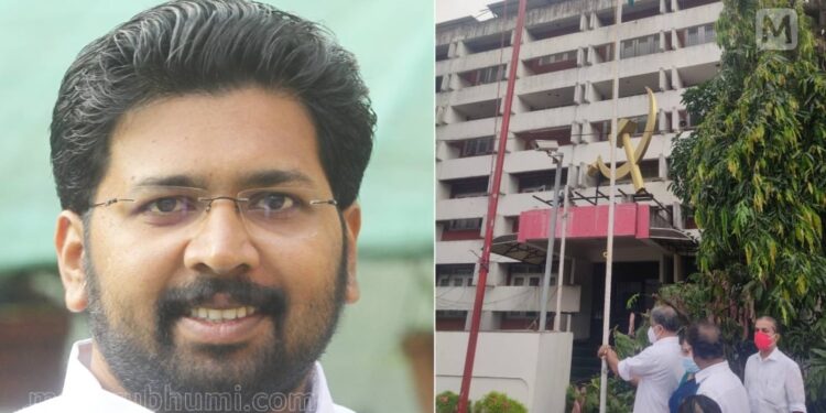 ദേശീയ-പതാകയോടൊപ്പം-തൊട്ടടുത്ത്-പാര്‍ട്ടി-കൊടി:-സിപിഎം-ഫ്‌ളാഗ്-കോഡ്-ലംഘിച്ചെന്ന്-ശബരീനാഥന്‍