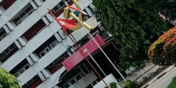 ‘തലതിരിഞ്ഞ്-പതാക-ഉയര്‍ത്തി-കെ.-സുരേന്ദ്രൻ’,-‘സിപിഎം-ഫ്ലാഗ്-കോഡ്-ലംഘിച്ചു’;-ദേശീയ-പതാക-ഉയര്‍ത്തിയതിൽ-വിമര്‍ശനങ്ങള്‍