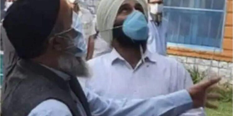 സ്വാതന്ത്ര്യദിനത്തിൽ-പതാകയുയർത്തി-ഭീകരൻ-ബുർഹാൻ-വാനിയുടെ-പിതാവ്