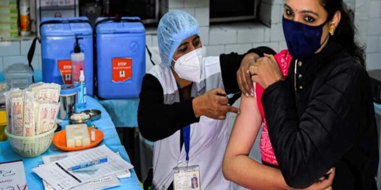 ജനസംഖ്യയുടെ-പകുതിയിലേറെപ്പേർക്ക്-വാക്സിൻ-നൽകി-കേരളം