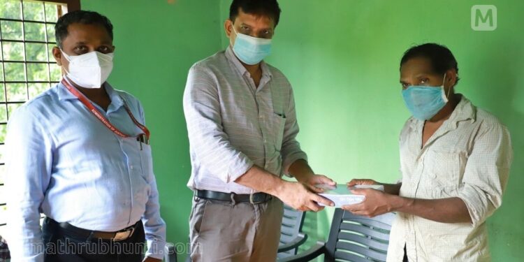 ആദിവാസി-വിദ്യാര്‍ഥികള്‍ക്ക്-പഠനോപകരണങ്ങള്‍-നല്‍കി-ലീഗല്‍-സര്‍വീസ്-അതോറിറ്റി