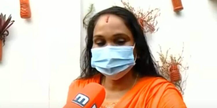 ഓണക്കോടിക്കൊപ്പം-10,000-രൂപയും;-തൃക്കാക്കര-നഗരസഭ-അധ്യക്ഷയ്‌ക്കെതിരെ-പരാതി,-വിവാദം