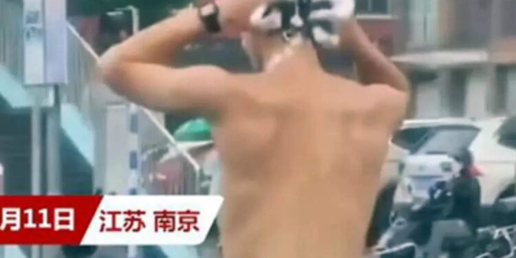 ട്രാഫിക്കിൽ-സമയം-വെറുതെ-കളയണോ?-ഒന്ന്-ഷാംപൂ-തേച്ച്-കുളിച്ചേക്കാം