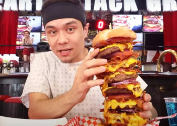ഹാർട്ട്-അറ്റാക്ക്-ഗ്രിൽ-ചാലഞ്ച്!-2.94-കിലോഗ്രാം-ഭീമൻ-ബർഗർ-4-മിനുറ്റിൽ-അകത്താക്കി-യുവാവ്