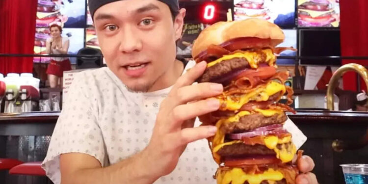 ഹാർട്ട്-അറ്റാക്ക്-ഗ്രിൽ-ചാലഞ്ച്!-2.94-കിലോഗ്രാം-ഭീമൻ-ബർഗർ-4-മിനുറ്റിൽ-അകത്താക്കി-യുവാവ്