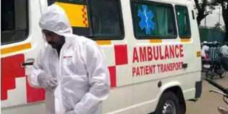 ഓട്ടത്തിനിടെ-ആംബുലൻസ്-ഡ്രൈവറുടെ-കഴുത്ത്-ഞെരിച്ച്-രോഗി;-താഴ്ച്ചയിലേയ്ക്ക്-മറിഞ്ഞ്-വാഹനം