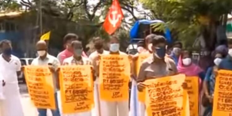 തൃക്കാക്കരയിലെ-പണക്കിഴി-വിവാദം;-പ്രതിപക്ഷ-പാര്‍ട്ടികളുടെ-പ്രതിഷേധം