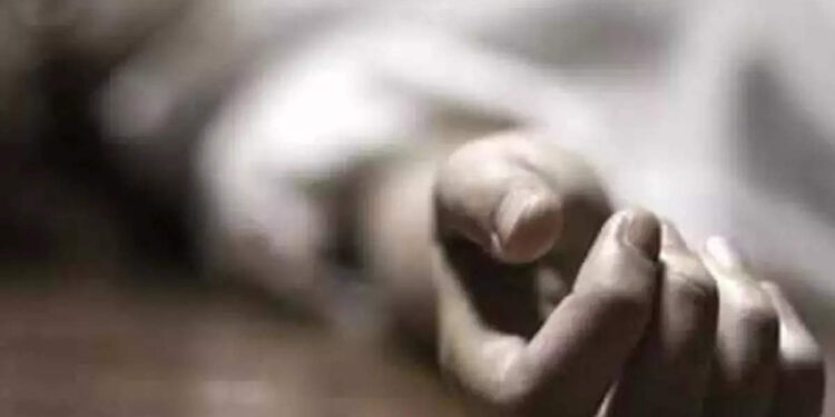 വഴിയിൽ-മരിച്ചു-വീണ-അച്ഛന്റെ-മൃതദേഹത്തിന്-അരികെ-ഇരട്ടക്കുട്ടികള്‍-കഴിഞ്ഞത്-മൂന്ന്-മണിക്കൂര്‍