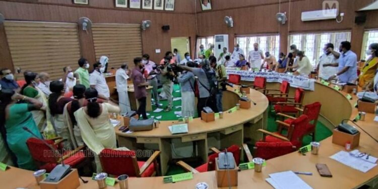 തൃശൂര്‍-കോര്‍പ്പറേഷനില്‍-കൂട്ടയടി;-പ്രതിപക്ഷം-ചേംബറില്‍-കയറി,ഓടി-രക്ഷപ്പെട്ടെന്ന്-മേയര്‍