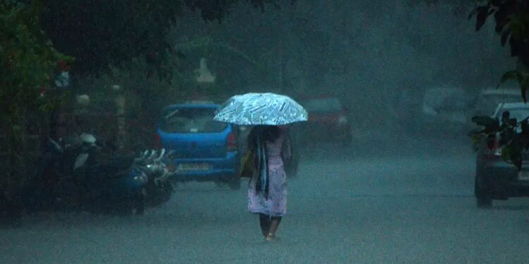 സംസ്ഥാനത്ത്-അതിതീവ്ര-മഴയ്ക്ക്-സാധ്യത;-തിങ്കളാഴ്ച-വരെ-കനത്ത-മഴ-തുടരും,-ഓറഞ്ച്-യെല്ലോ-അലേർട്ട്