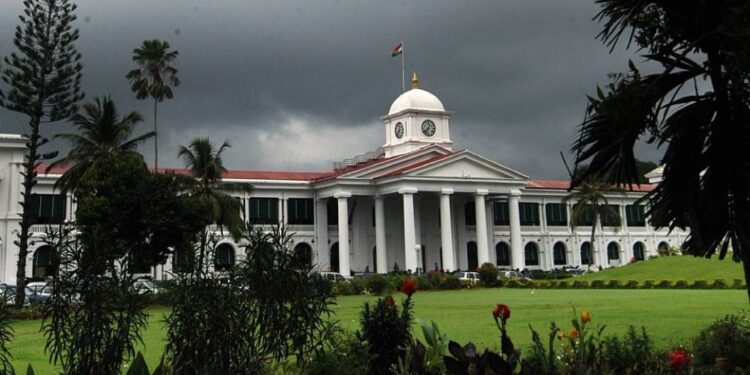 നിയമസഭ-സെക്രട്ടേറിയറ്റിൽ-നൂറിലധികം-പേര്‍ക്ക്-കോവിഡ്