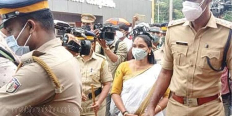 പണക്കിഴി-വിവാദം:-കവറുമായി-കൗണ്‍സിലര്‍മാര്‍,-നിര്‍ണായക-ദൃശ്യങ്ങള്‍-വിജിലന്‍സ്-പിടിച്ചെടുത്തു