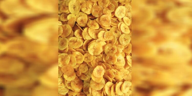 ഓണക്കിറ്റിലെ-ശര്‍ക്കരവരട്ടിയും-കായവറുത്തതും-വിതരണംചെയ്യുന്നത്-കുടുംബശ്രീ