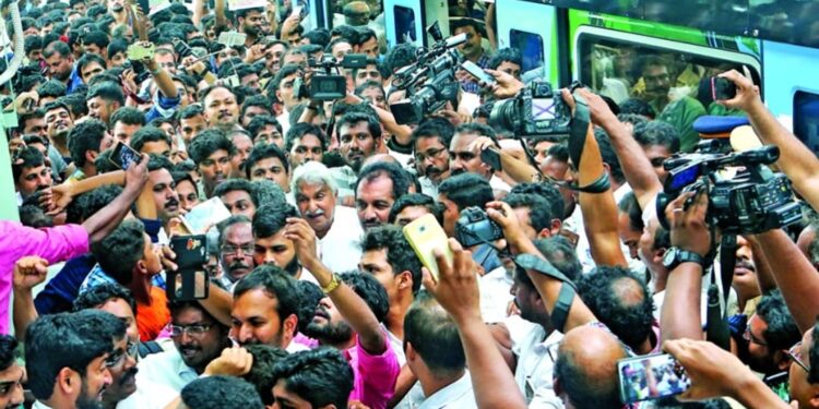 കൊച്ചി-മെട്രോ-ജനകീയ-യാത്ര:-ഉമ്മന്‍-ചാണ്ടിയും-ചെന്നിത്തലയും-ഉള്‍പ്പെടെ-മുഴുവന്‍പേരെയും-വെറുതെവിട്ടു