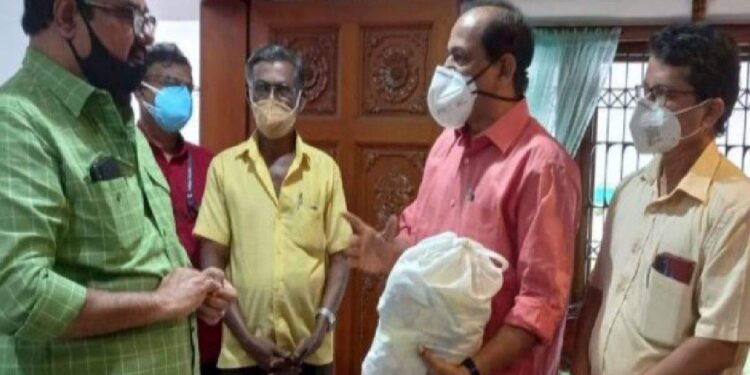 മണിയൻപിള്ള-രാജുവിന്-ഓണക്കിറ്റുമായി-മന്ത്രി-വീട്ടിൽ;-വിവാദത്തിൽ-പ്രതികരിച്ച്-താരം