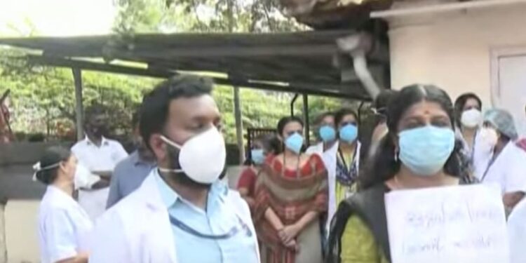 മുറിവിന്റെ-കാരണം-അന്വേഷിച്ചു,-വനിതാ-ഡോക്ടറെ-ആക്രമിച്ച്-രണ്ടംഗ-സംഘം